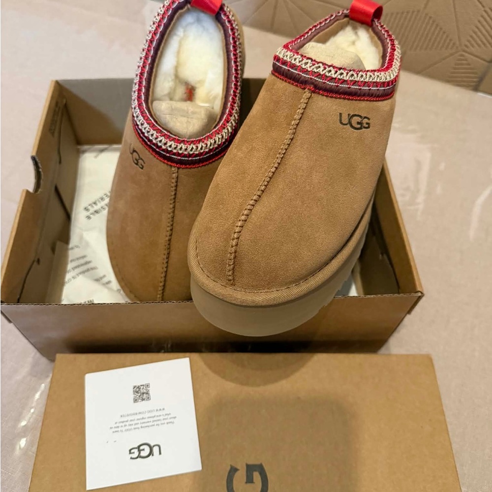 size 8 women’s or 6 men’s Chestnut UGG Tazman  ll platform